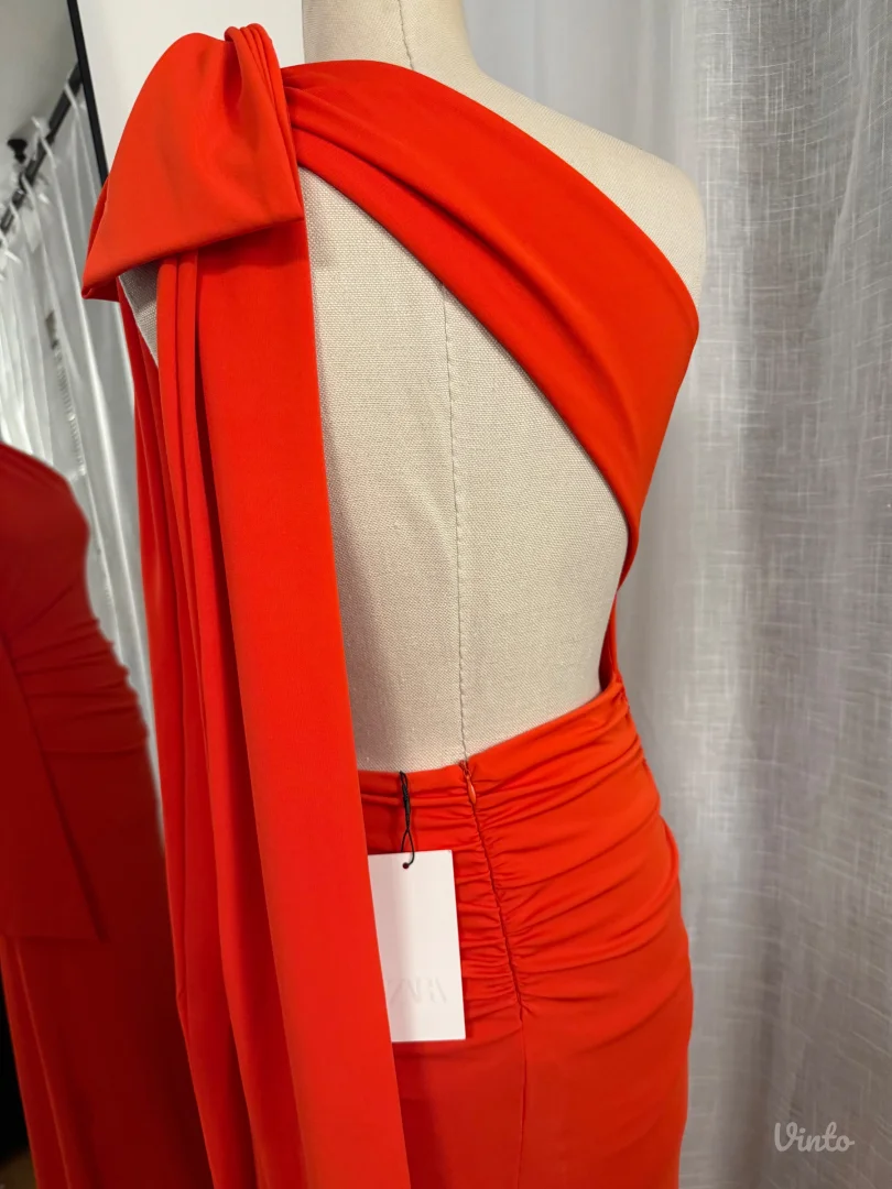 Zara Crvena elegantna haljina na jedno rame sa drapiranjem – nova