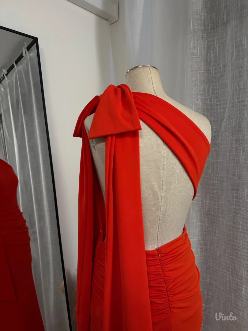 Zara Crvena elegantna haljina na jedno rame sa drapiranjem – nova