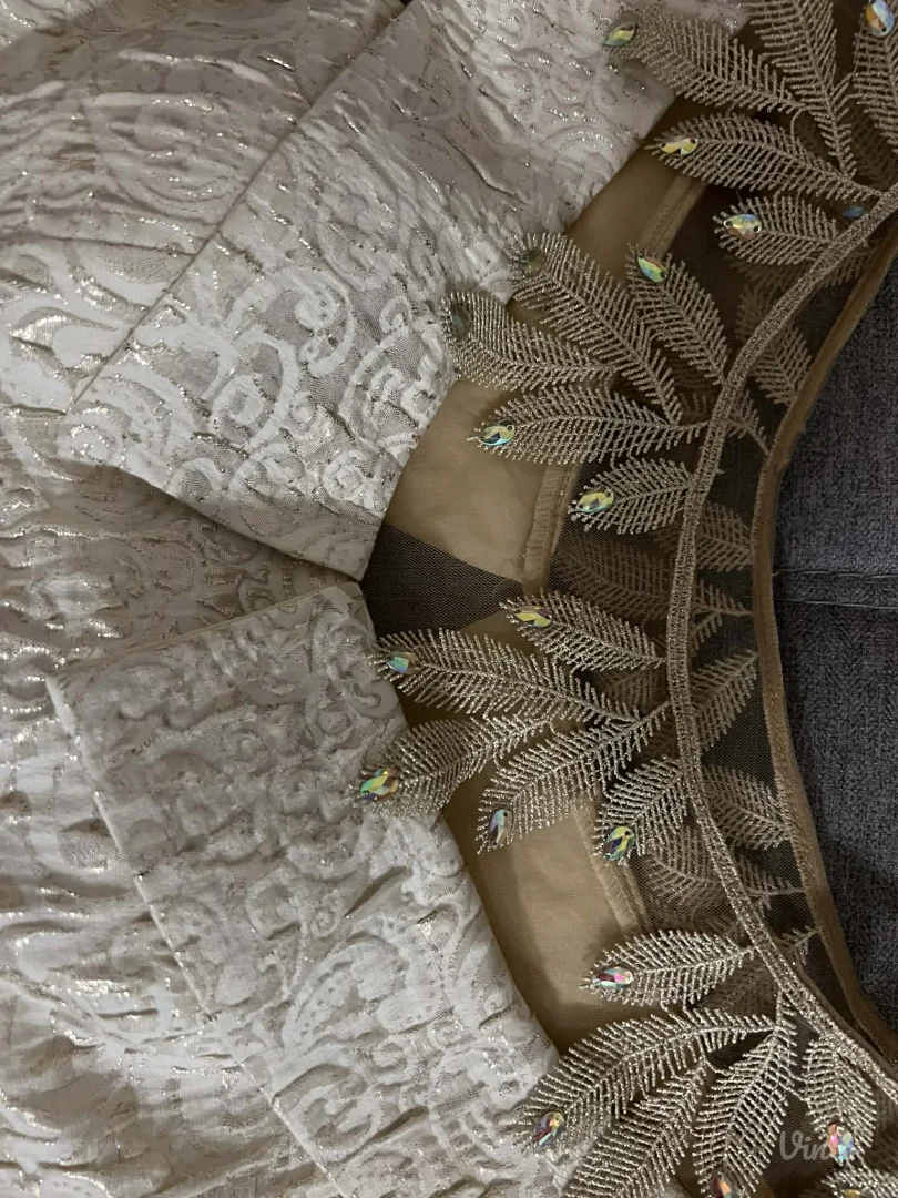 Krem haljina sa zlatnim detaljima