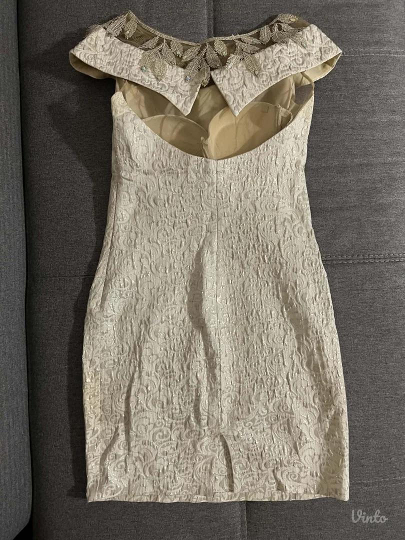 Krem haljina sa zlatnim detaljima