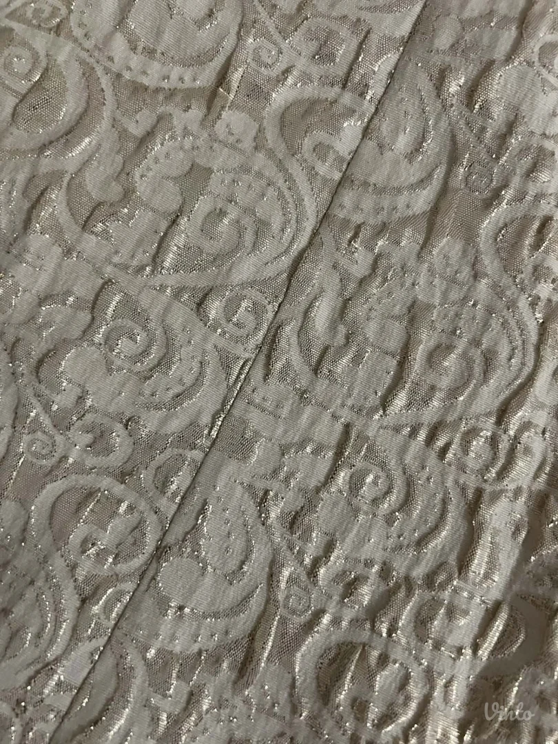 Krem haljina sa zlatnim detaljima