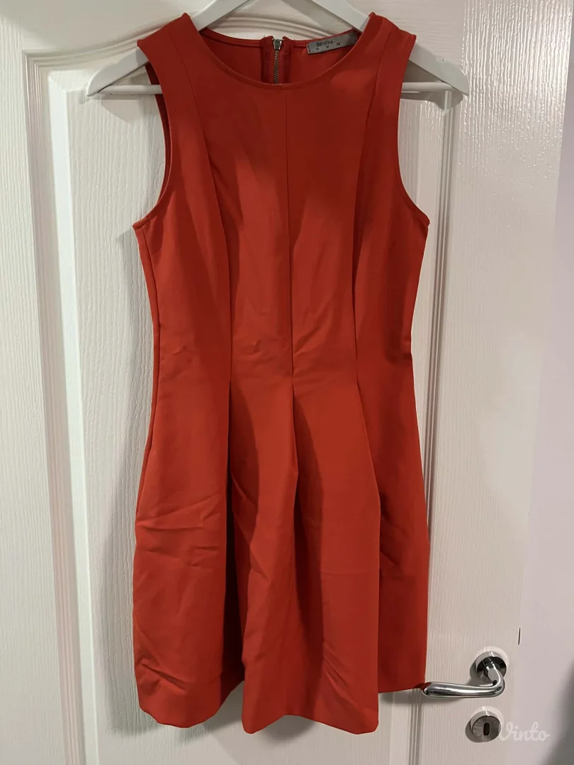 Koralno crvena kratka haljina Bershka