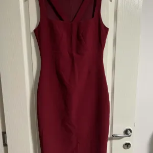 Uska midi bordo/tamnoljubičasta haljina