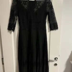 Zara midi crna haljina sa cipkom