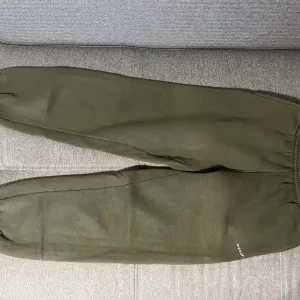 Donji deo trenerke brenda Sized