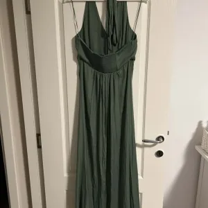 Reserved duga zelena haljina