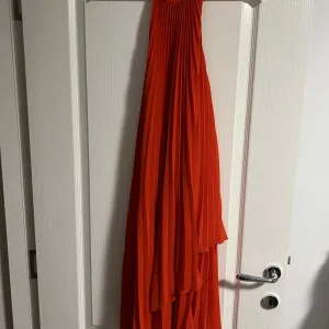 H&M kratka koralno crvena haljina