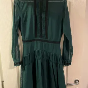 Reserved kratka zelena haljina