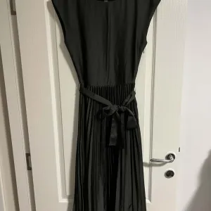 H&M midi maslinasta haljina