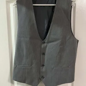 Muški sivi prsluk (od odela)