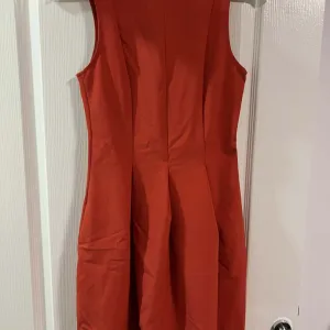 Koralno crvena kratka haljina Bershka