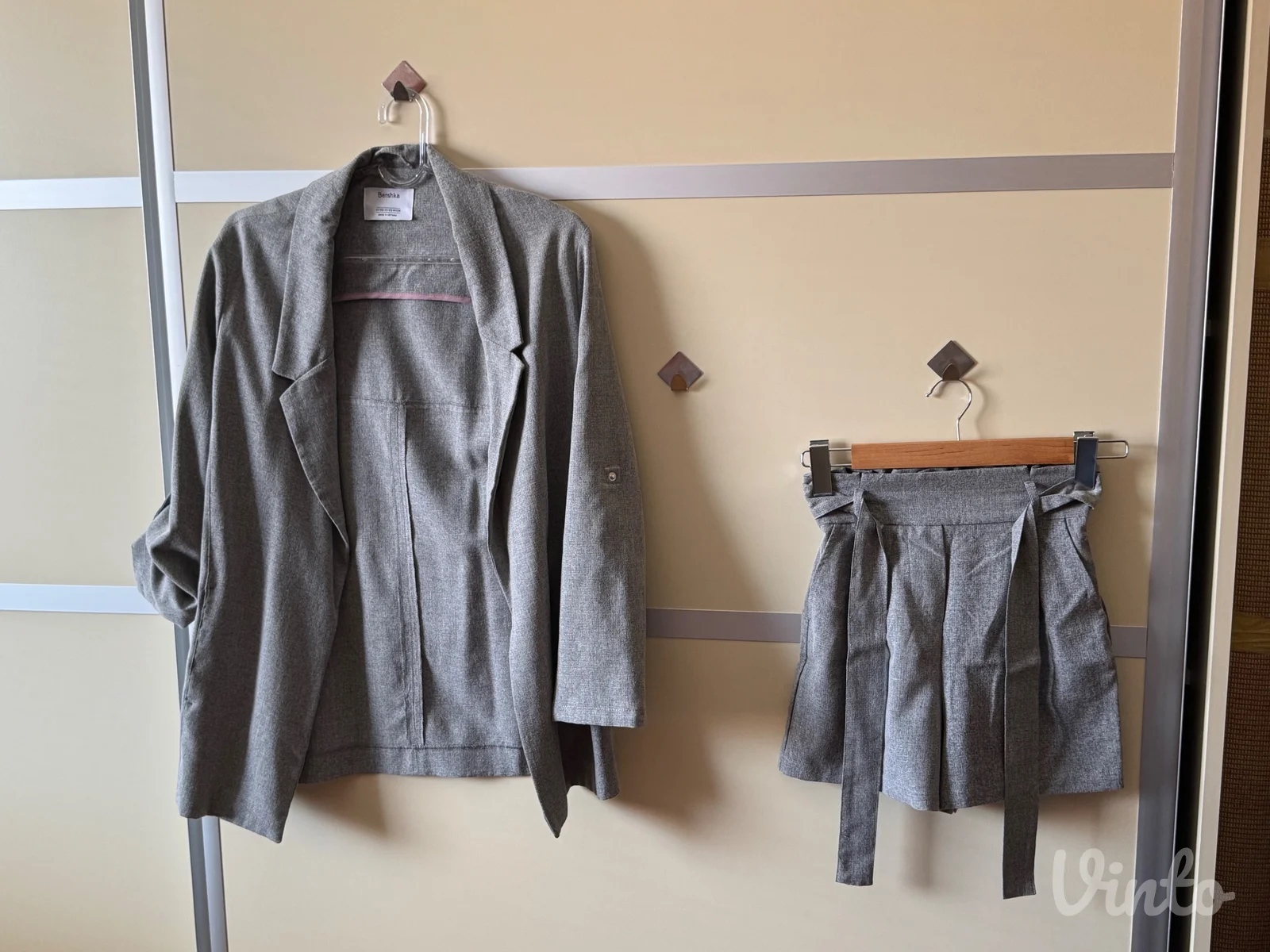 Bershka ženski sako i šorc