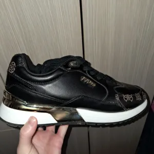 Guess ženske patike