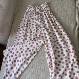 leprsave letnjebele pantalone