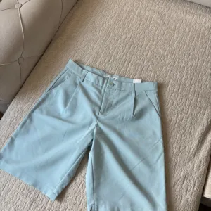 Elegantni svetloplavi sorc/bermude