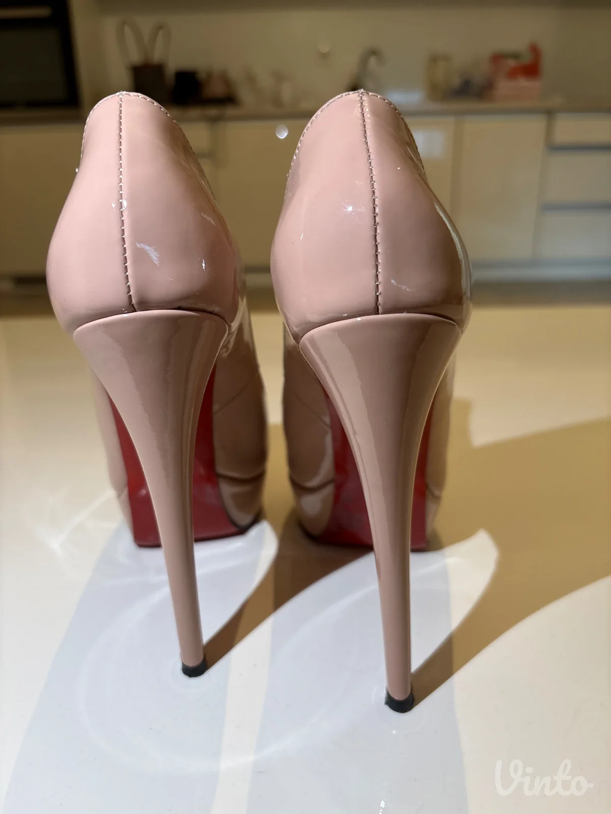 Christian Louboutin salonke