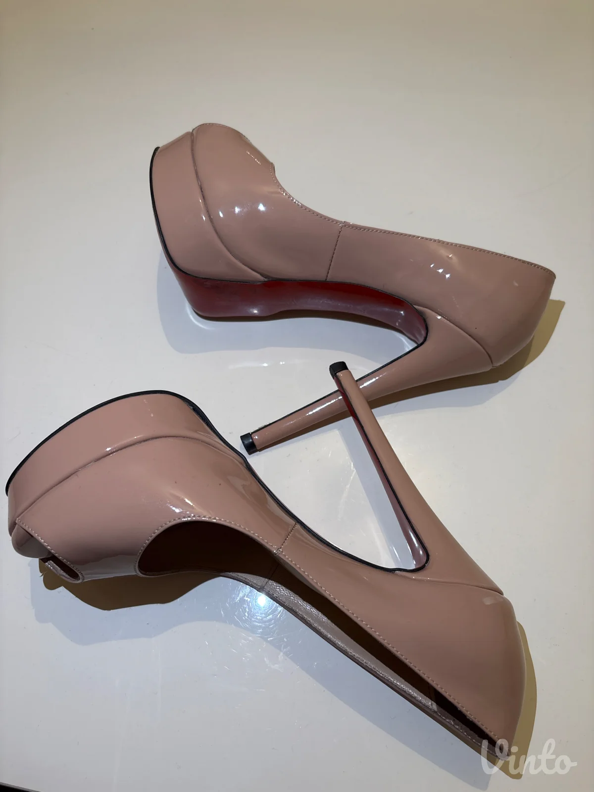 Christian Louboutin salonke