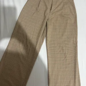 ženske karirane pantalone