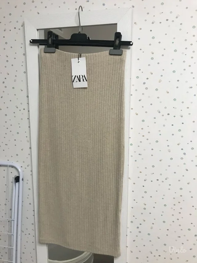 Zara trikotazna suknja sa etiketom