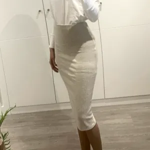 Zara trikotazna suknja sa etiketom