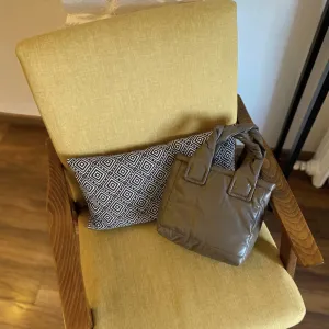 Zara manja mekana torba