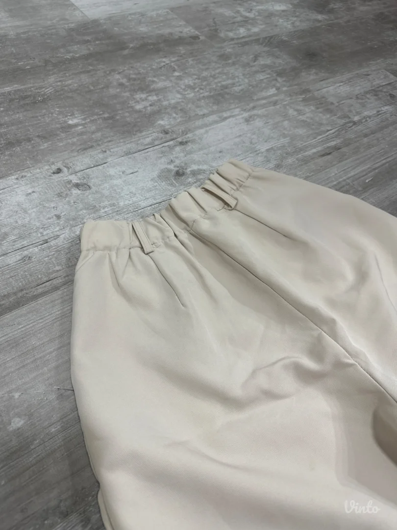 Bež pantalone sa sirokim nogavicama