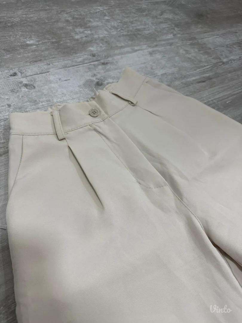 Bež pantalone sa sirokim nogavicama