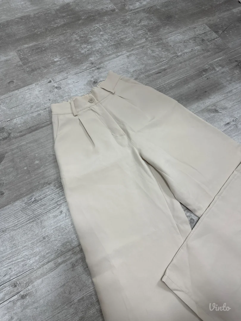 Bež pantalone sa sirokim nogavicama