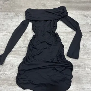 Cena kratka haljina sa golim ramenima