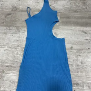 Kratka plava haljina sa prorezom na struku