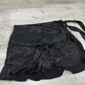 BERSHKA cena suknjica sa karnericima