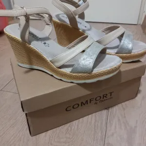 Sandale nove