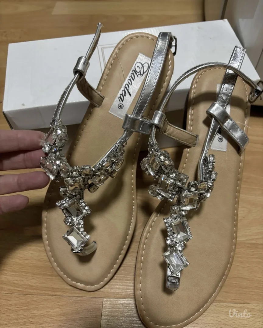 Sandale sa kamenčićima 3000 dinara