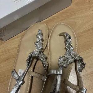 Sandale sa kamenčićima 3000 dinara