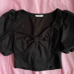 Presladak crni top