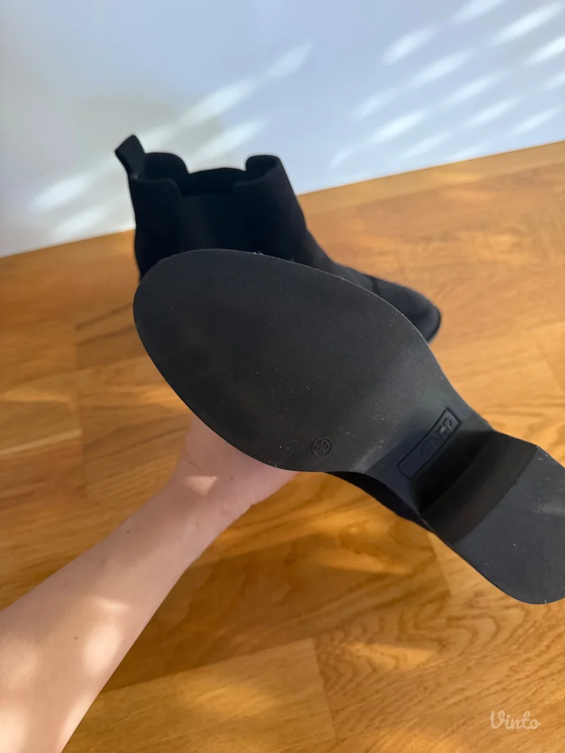 Crne cipele sa stiklom