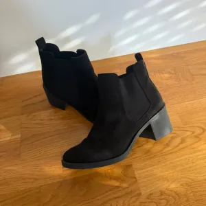 Crne cipele sa stiklom