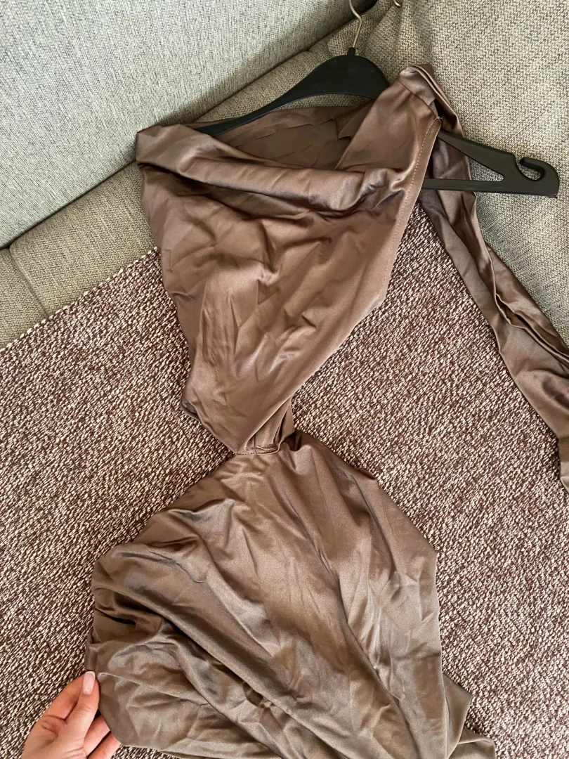 Braon uska haljina sa golim ledjima