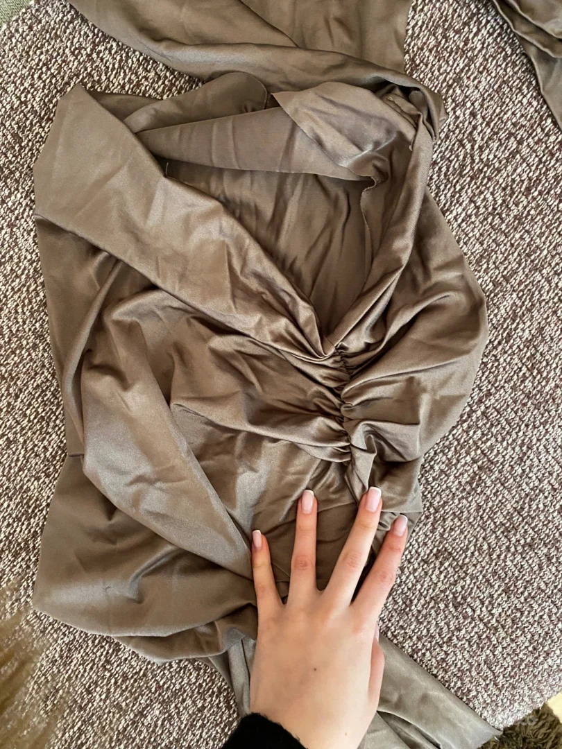 Braon uska haljina sa golim ledjima