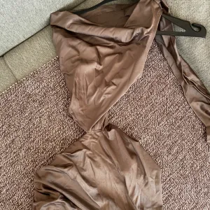 Braon uska haljina sa golim ledjima