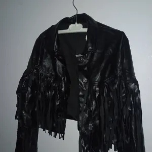 Shein - crna kratka jakna s resama