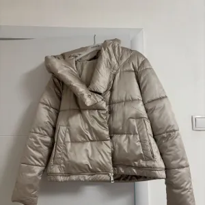 Zimska jakna,moze biti duza i kraca