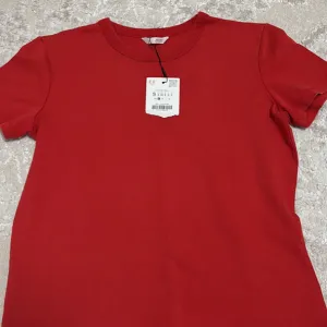 Potpuno nova Zara majica