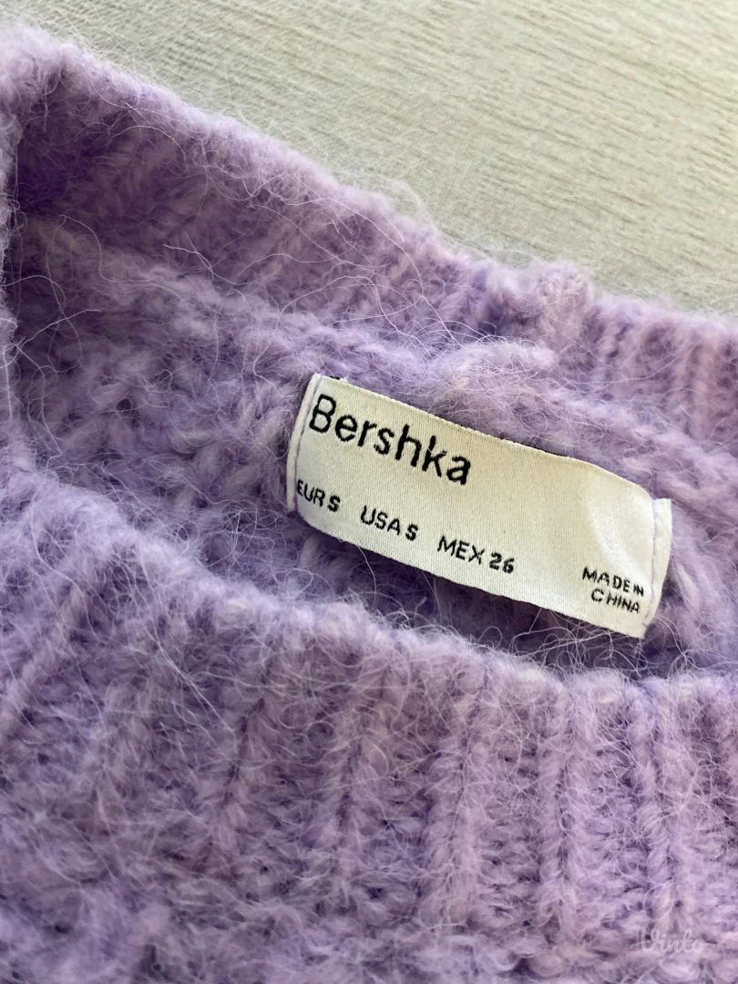 Bershka atraktivni dzemper rukavi u prelepoj lila boji
