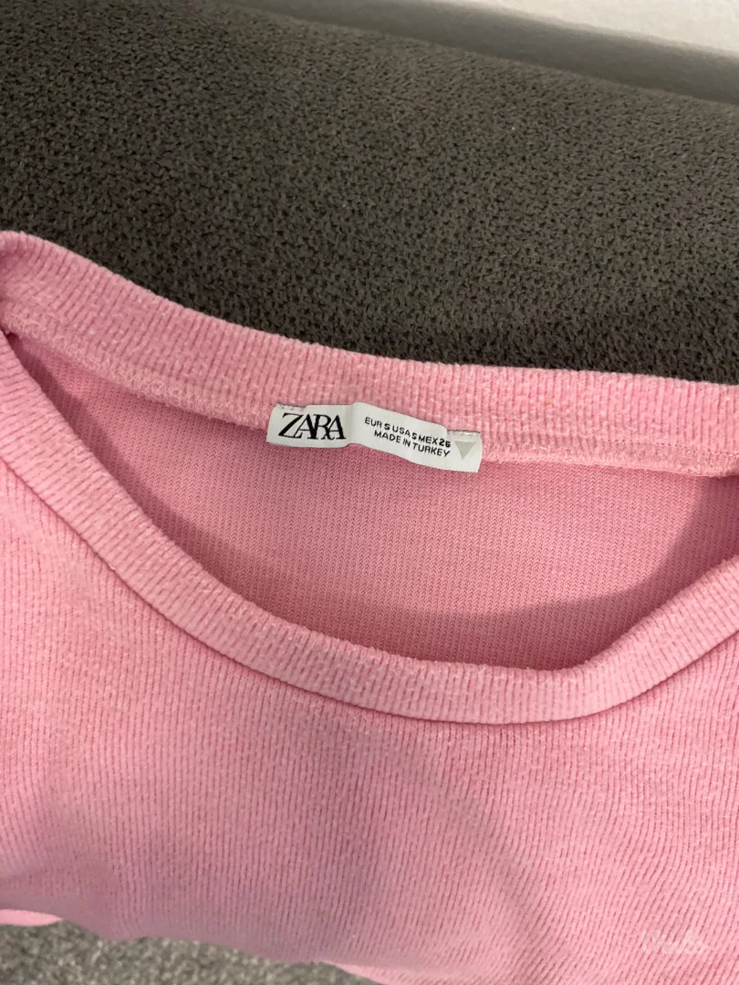 Zara atraktivna pink majica sa puf rukavima