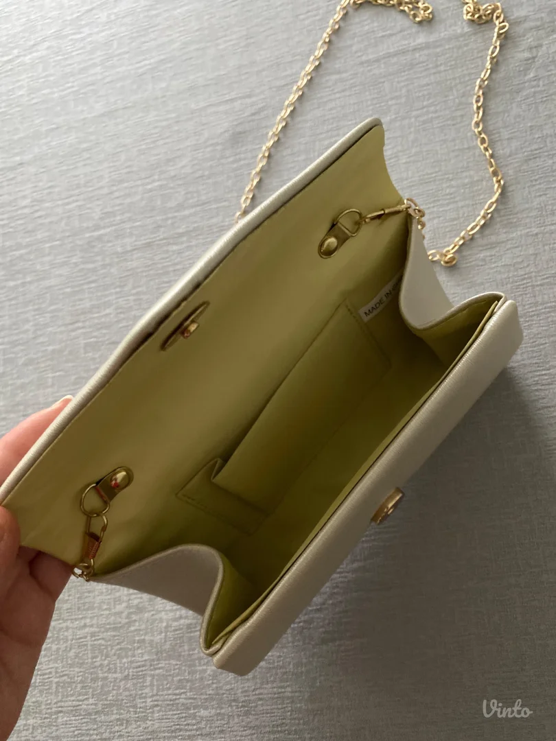 Prelepa bez svecana torbica