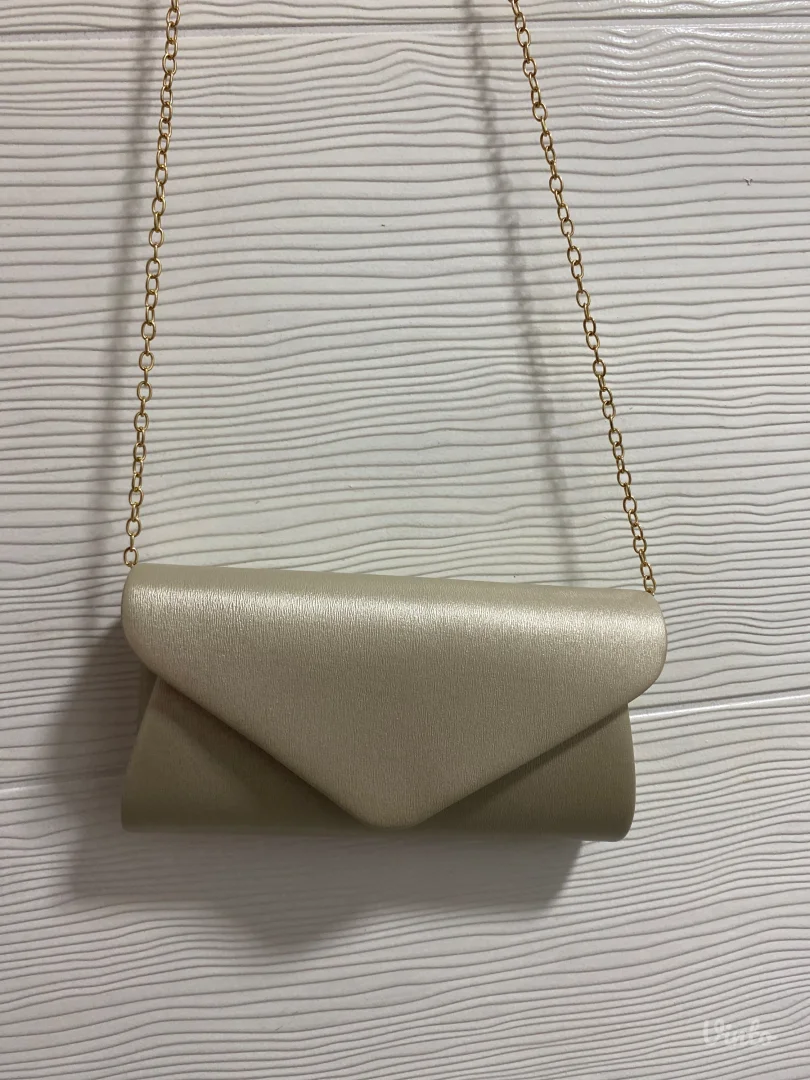 Prelepa bez svecana torbica