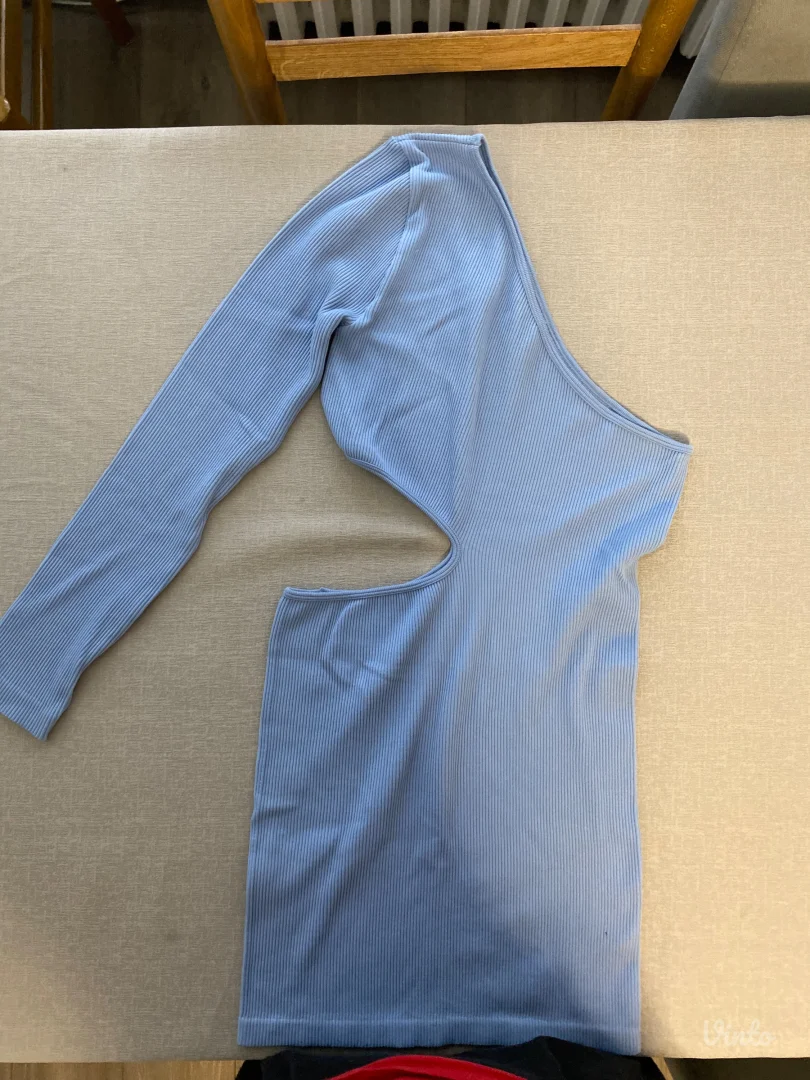 Pretty Little Thing baby blue haljina na jedno rame