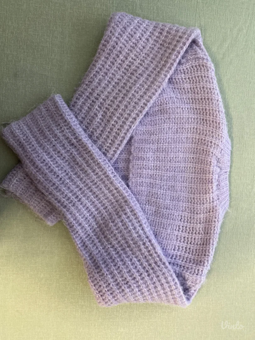 Bershka atraktivni dzemper rukavi u prelepoj lila boji