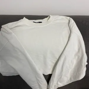 Bershka basic beli crop top duks